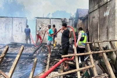 Penduduk setempat turut bersama-sama mengawal kebakaran tersebut. Foto Agensi