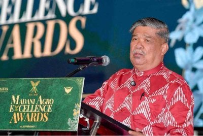 Menteri Pertanian dan Keterjaminan Makanan Datuk Seri Mohamad Sabu berucap ketika hadir ke Madani Agro Excellence Awards di sebuah hotel hari ini- Foto Bernama