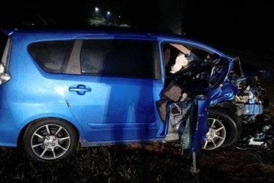 Keadaan kenderaan yang dipandu mangsa selepas terlibat kemalangan di Kilometer 143, Jalan Kuantan-Segamat pada malam Khamis. Foto Polis Rompin