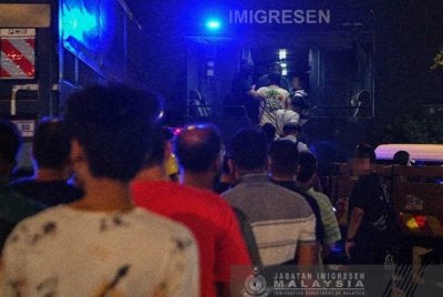 Dalam operasi lebih dua jam itu, seramai 890 individu diperiksa melibatkan 458 warga asing dan 432 warga tempatan. Foto Jabatan Imigresen Malaysia