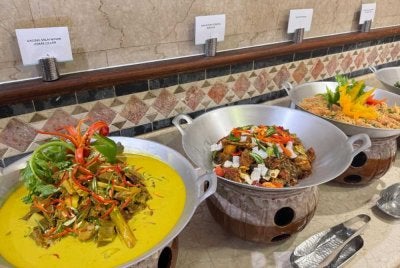 Sebanyak 13 jenis hidangan utama disediakan merangkumi nasi, mi goreng, sotong, ayam, kambing, udang, sayur-sayuran dan ubi kentang, selain sekurang-kurangnya tiga jenis sup termasuk sup Melayu, Barat dan Cina.