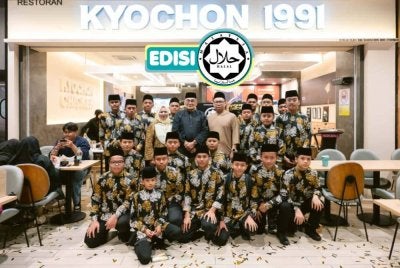 SEBAHAGIAN tetamu dari Pertubuhan Kebajikan Anak-Anak Yatim Islam Kota Tinggi diraikan dalam majlis tersebut. 