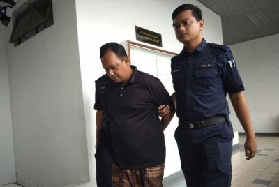 Tertuduh mengaku salah di Mahkamah Majistret Ayer Keroh pada Jumaat atas pertuduhan menyamar sebagai anggota polis.