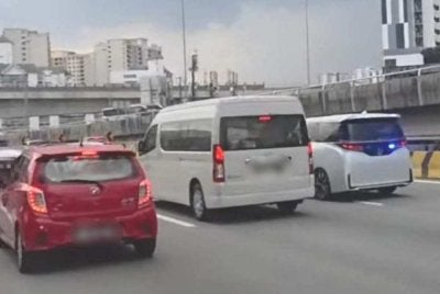Rakaman video tular memaparkan sebuah kenderaan (kanan) memasang lampu berkelip biru berserta siren di Lebuhraya MEX pada Rabu.