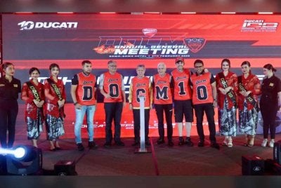 Shaharuddin (tengah) ketika merasmikan Sambutan Ulang Tahun Penubuhan Ke-10 Ducati Official Club Malaysia serentak dengan Mesyuarat Agung Tahunan (AGM) Ke-9.