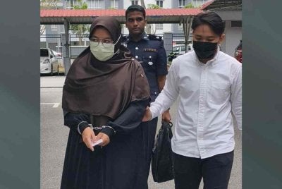 Siti Fairuz (kiri) mengaku tidak bersalah di Mahkamah Majistret Seremban pada Jumaat atas pertuduhan menyalahgunakan harta iaitu wang berjumlah lebih RM40,000 milik seorang lelaki tahun lalu.