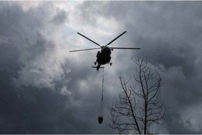 Bomba mula menggunakan teknik pengeboman air menerusi helikopter bagi mengawal kebakaran kawasan tanah gambut di Batu 13 dan 14, Bakri Muar. - Foto fail Bernama