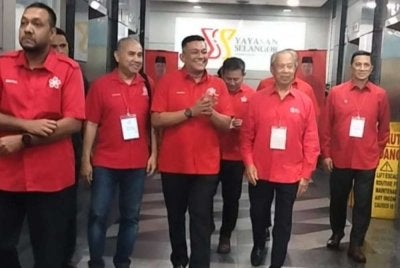 Mohamed Azmin (kanan) mengiringi Muhyiddin selepas berakhirnya program Dialog Bersama Presiden di Ibu Pejabat Bersatu di Petaling Jaya pada Jumaat.
