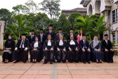 Wan Ahmad Farid (tengah) bergambar bersama barisan Pesuruhjaya Kehakiman yang telah dilantik pada Majlis Penyampaian Surat Cara Pelantikan dan Mengangkat Sumpah Jawatan serta Taat Setia Pesuruhjaya Kehakiman di Istana Kehakiman hari ini. - Foto: Bernama 