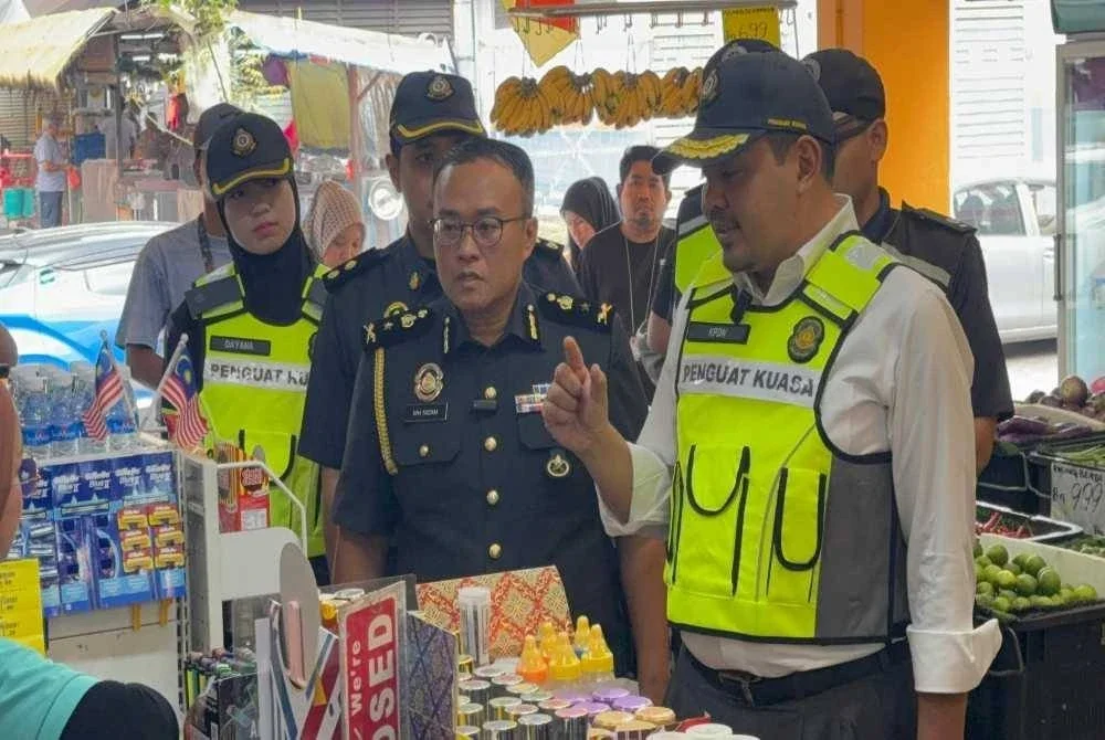 Muhamad Hanif ketika bersama dalam operasi dijalankan KPDN Selangor baru-baru ini.