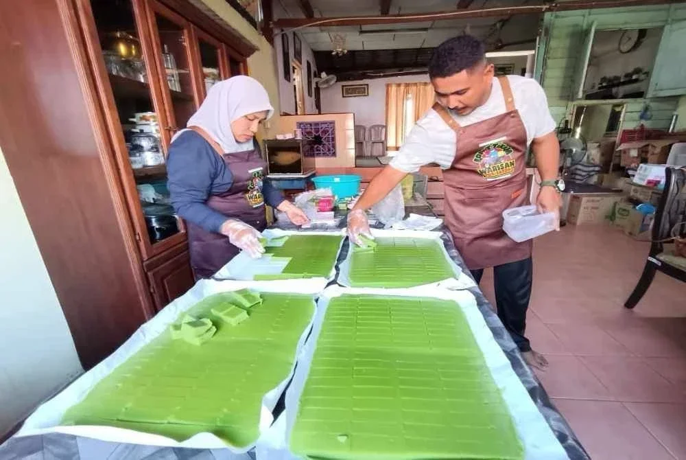 Kuih lompat tikam yang diwarisi empat generasi masih mengekalkan kaedah pembuatan mengikut cara tradisional dengan memasak tepung menggunakan dapur kayu.