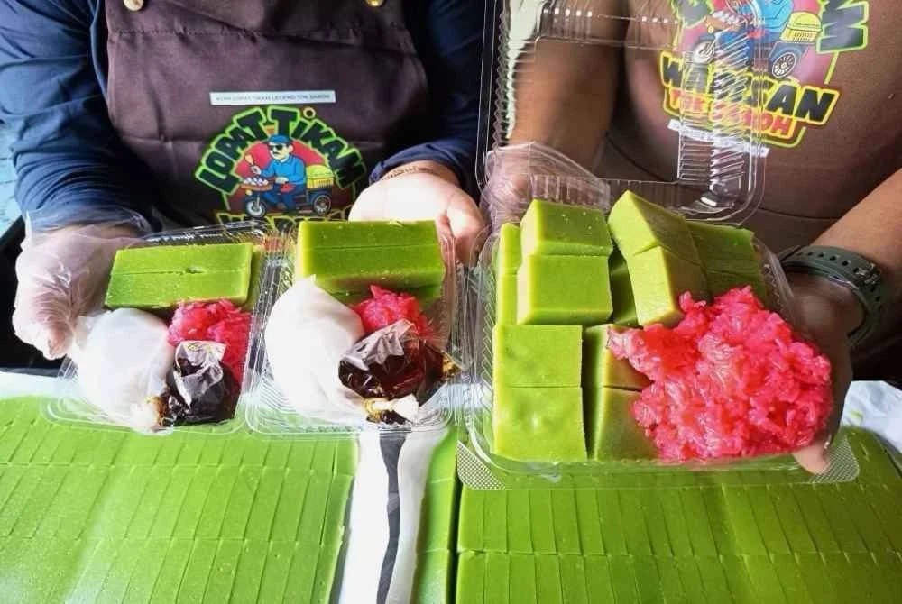 Kuih lompat tikam yang diwarisi empat generasi masih mengekalkan kaedah pembuatan mengikut cara tradisional dengan memasak tepung menggunakan dapur kayu. 