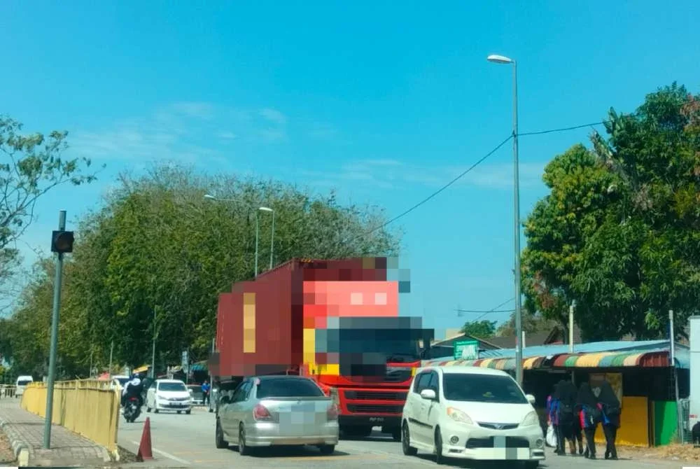 Kenderaan berat yang dikesan melalui jalan berdekatan sekolah.