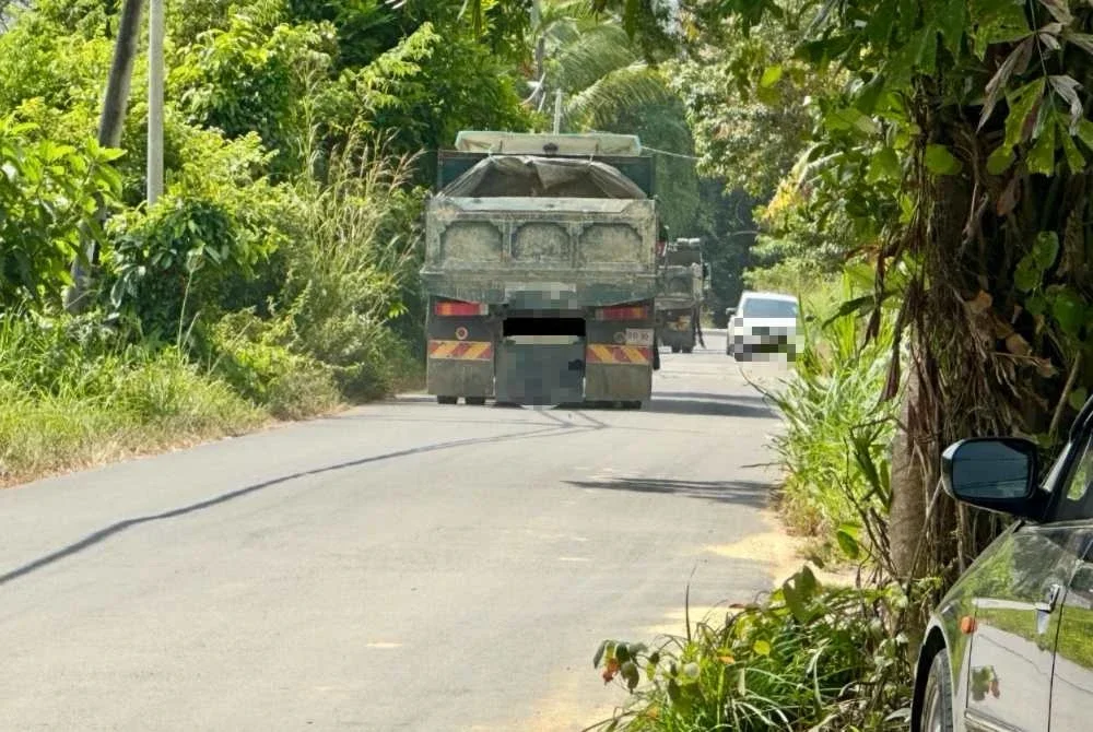 Kereta yang perlu berhenti kerana berselisih dengan lori di laluan sempit.