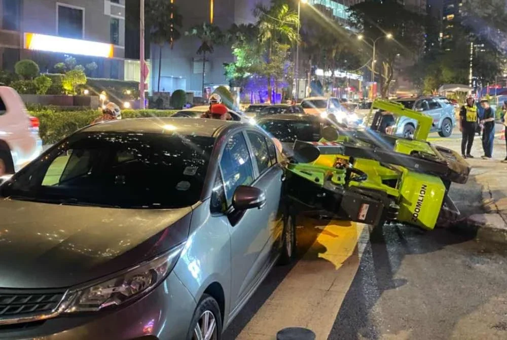  Seorang lelaki maut selepas dihempap kren ketika menjalankan kerja pembaikan papan tanda bangunan.