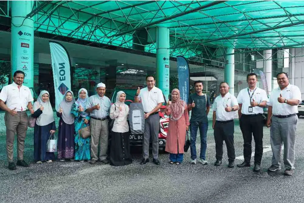 Nuurul Adibah bersama ahli keluarga serta wakil pengurusan EON bergambar kenangan ketika majlis penyerahan kenderaan di EON yang diadakan, baru-baru ini.