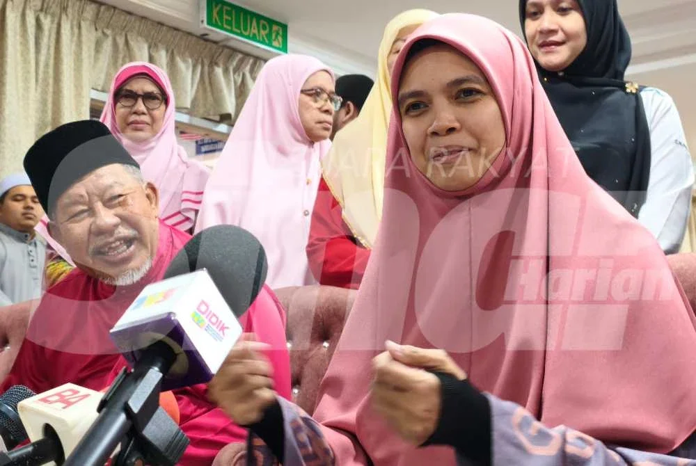 Marhamah (kanan) semasa sidang akhbar selepas merasmikan Majlis Perasmian Program Ihya Ramadan dan Pelancaran Program Pendidikan YAATIM 2026 di YAATIM, Kota Bharu pada Sabtu.