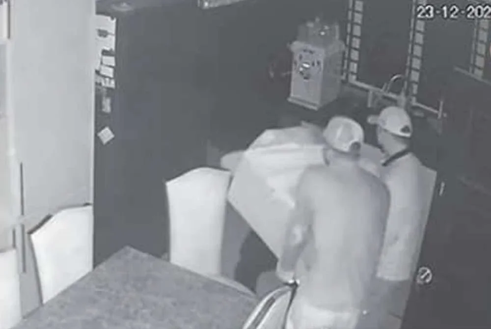  Polis masih menjejaki suspek yang dipercayai terlibat dalam kes rompakan peti besi bernilai hampir RM3 juta di sebuah rumah di Taman Hillview, Hulu Klang.