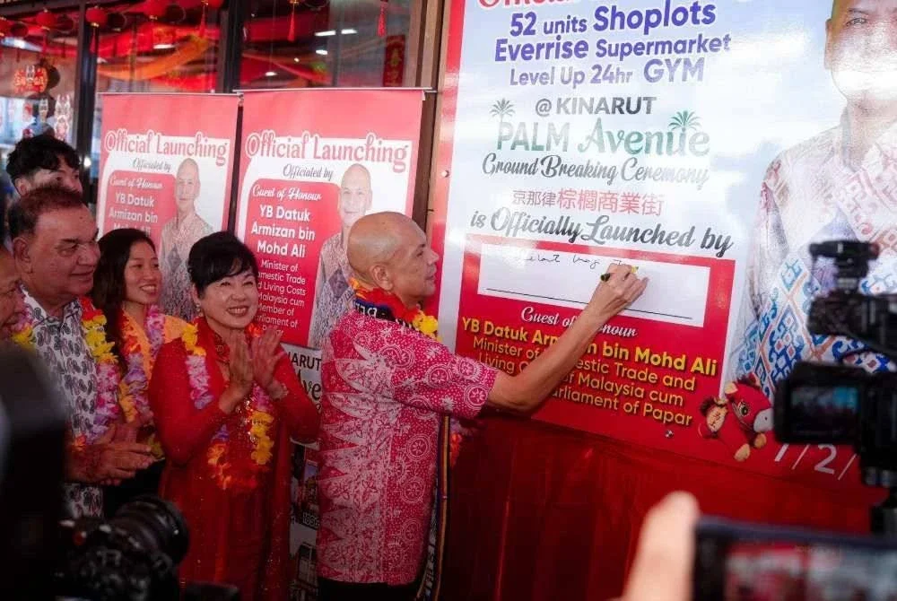 Armizan ketika merasmikan majlis pecah tanah lot kedai di Kinarut, Papar pada Sabtu.