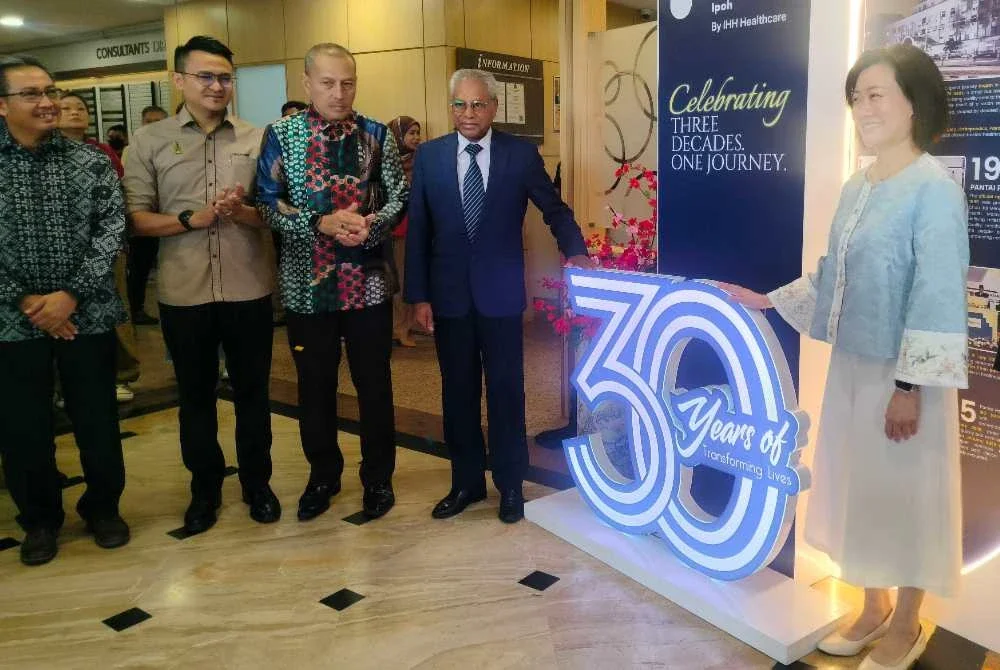 Sivanesan (empat dari kiri) ketika menyempurnakan Sambutan Ulang Tahun ke-30 Hospital Pantai Ipoh pada Sabtu.