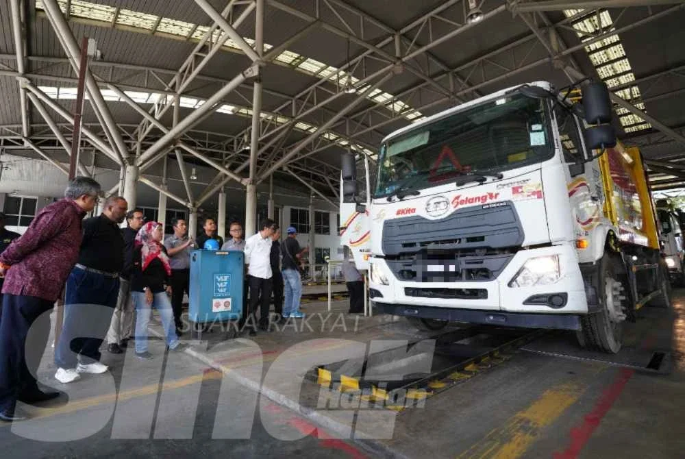 Mahmood (kiri) dan Ramli (kiri) meninjau pemeriksaan yang dilakukan PUSPAKOM pada kenderaan operasi KDEBWM di Shah Alam. Foto Sinar Harian - ROSLI TALIB