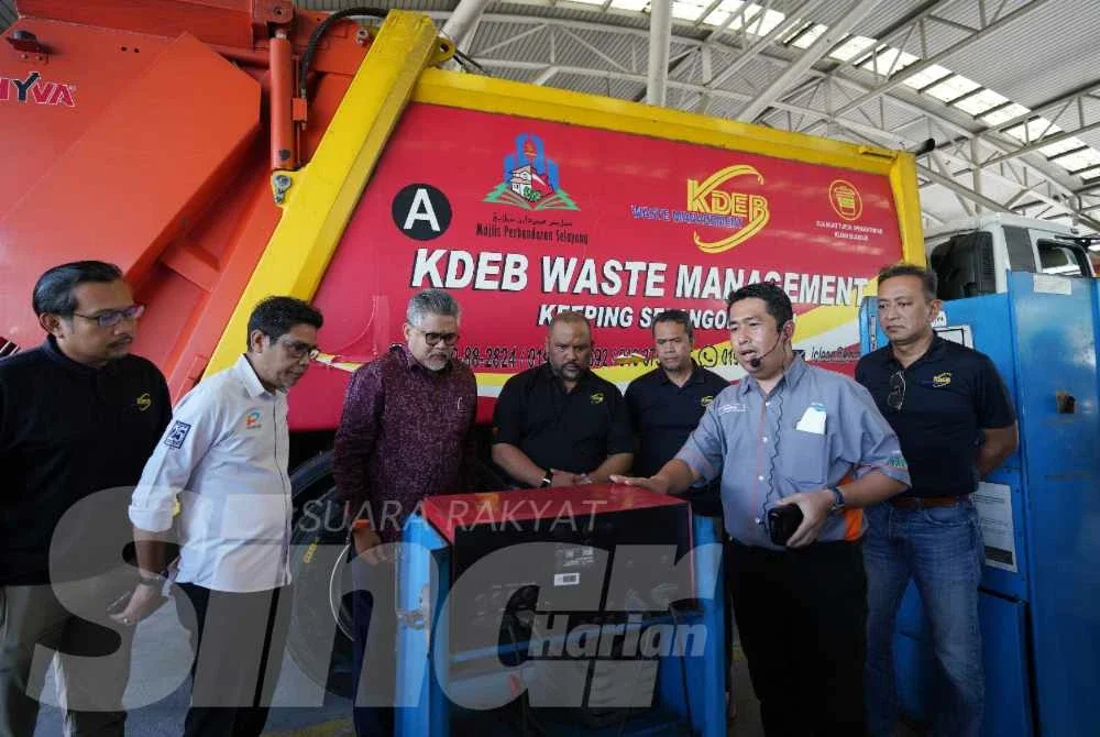 Ramli (empart dari kiri) bersama Mahmood (tiga dari kiri) mendengar taklimat pemeriksaan lori kompaktor pada majlis Pelaksanaan Pemeriksaan PUSPAKOM Mobile Lori Milik KDEB Waste Management di PUSPAKOM Alam Megah, Shah Alam pada Sabtu. Foto Sinar Harian - ROSLI TALIB
