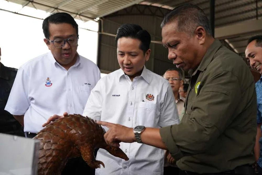 Arthur (tengah) melihat salah satu rampasan yang dibuat menerusi beberapa siri operasi sejak 2019.