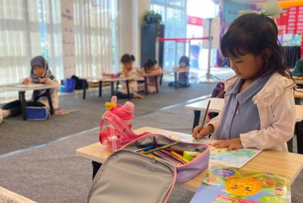 Sambil ibu bapa membeli-belah buku dan kelengkapan Ramadan, anak-anak boleh mengisi masa dengan menyertai pertandingan mewarna Kids Karangkraf.