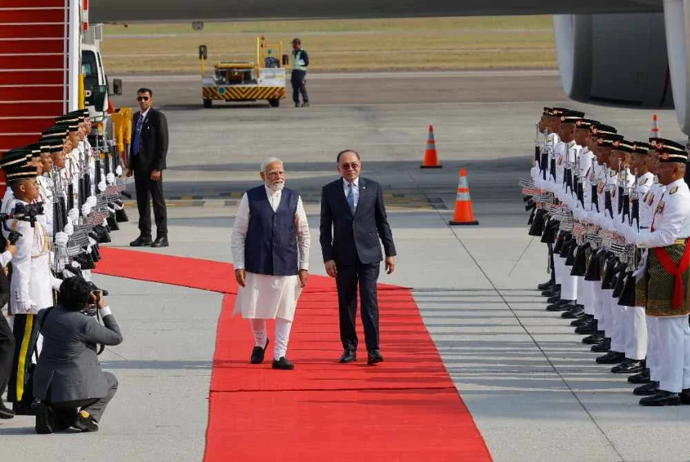 Pesawat yang membawa Modi dan delegasinya mendarat di Kompleks Bunga Raya, KLIA pada 4.40 petang Sabtu dan disambut mesra oleh Anwar. Foto Bernama