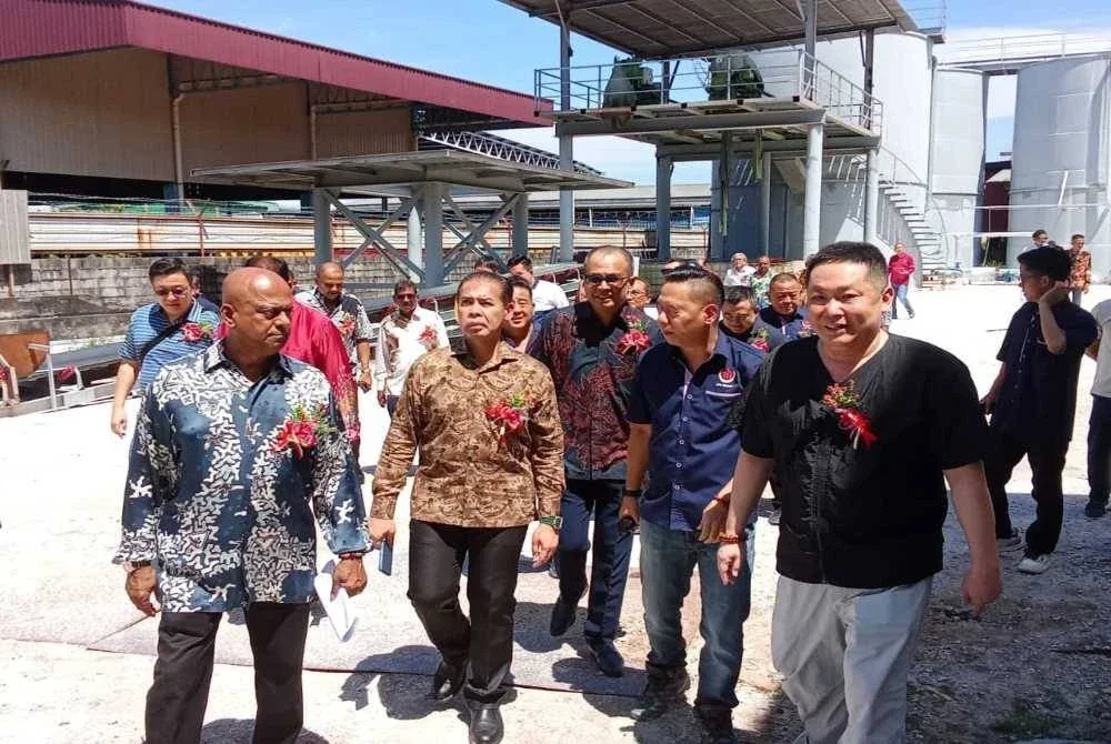 Mohamad Fariz (dua dari kiri) ketika meninjau pengoperasian LTH Resources sempena perasmian Kilang Memproses Kaolin Zhengde Mining Manufacturing Sdn Bhd di Bercham pada Sabtu.
