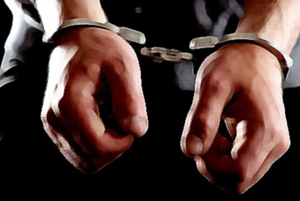 Polis menahan seorang lelaki yang disyaki mencuri barang kemas bernilai RM158,195.20 di Johor Bahru. Gambar hiasan