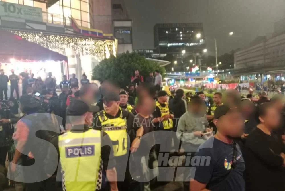 Polis berkawal di hadapan Kompleks Membeli-Belah Sogo.