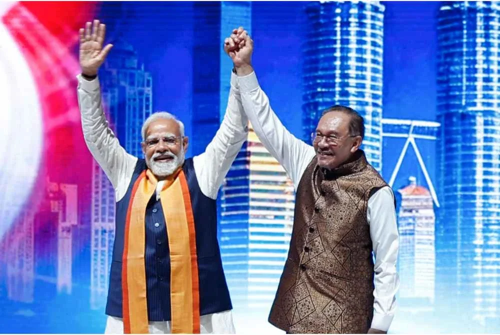 Anwar (kanan) bersama Modi (kiri) pada Program Bersama Komuniti India sempena lawatan rasmi dua hari Perdana Menteri India ke Malaysia di Pusat Konvensyen dan Pameran Antarabangsa Mines (MIECC) pada Sabtu. Foto Bernama