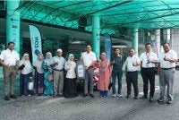 Nuurul Adibah bersama ahli keluarga serta wakil pengurusan EON bergambar kenangan ketika majlis penyerahan kenderaan di EON yang diadakan, baru-baru ini.