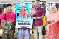 Marhamah (dua dari kiri) menyaksikan penyerahan replika cek sumbangan daripada Ketua Pegawai Eksekutif Yayasan Taqwa, Abdullah Zuhdee Ab Halim (dua, kanan) kepada Ketua Eksekutif YAATIM, Mukhtar Ismail (kiri) pada Majlis Perasmian Program Ihya Ramadhan dan Pelancaran Program Pendidikan YAATIM 2026 di YAATIM, Kota Bharu, pada Sabtu. 