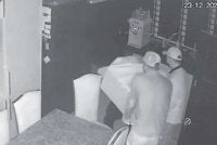  Polis masih menjejaki suspek yang dipercayai terlibat dalam kes rompakan peti besi bernilai hampir RM3 juta di sebuah rumah di Taman Hillview, Hulu Klang.