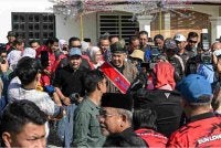  Ahmad Zahid (tengah) pada program Road To Ramadan di Masjid Kariah Pantai pada Sabtu. Foto Bernama