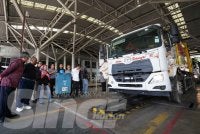 Mahmood (kiri) dan Ramli (kiri) meninjau pemeriksaan yang dilakukan PUSPAKOM pada kenderaan operasi KDEBWM di Shah Alam. Foto Sinar Harian - ROSLI TALIB