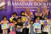 Peserta pertandingan mewarna Kids Karangkraf menerima cenderamata dan hadiah di Karangkraf Ramadan Bookfest.