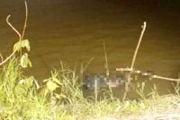 Dua mayat lelaki masing-masing ditemukan terapung pada jarak 100 meter antara satu sama lain di Sungai Kelantan berhampiran Kampung Pasir Pekan, Wakaf Bharu di Tumpat pada Jumaat. Foto PDRM