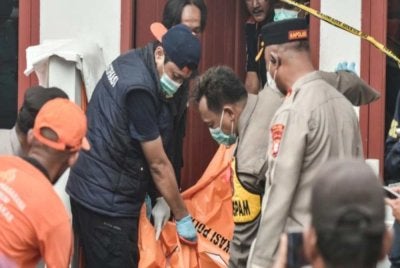 Mayat mangsa dibawa untuk dibedah siasat. -Agensi