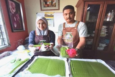 Amirul dan isterinya masih menghasilkan kuih tradisional Melayu, lompat tikam menggunakan kaedah pembuatan tradisional.
