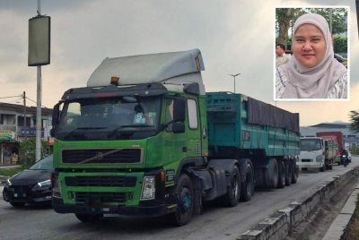 Tinjauan di laluan Jalan Kuala Kangsar, Ipoh sekitar jam 5 petang mendapati dalam tempoh 10 minit, hampir 20 kenderaan berat menggunakan laluan tersebut. Gambar kecil: Zahratulhayat