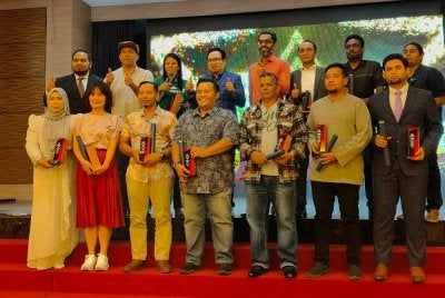 Kamalludin (belakang, empat dari kiri) bersama rakan strategik PJRM selepas memberikan penghargaan sempena Majlis Apresiasi KPDN Perak Bersama Rakan Strategik yang diadakan di Ipoh pada Jumaat.