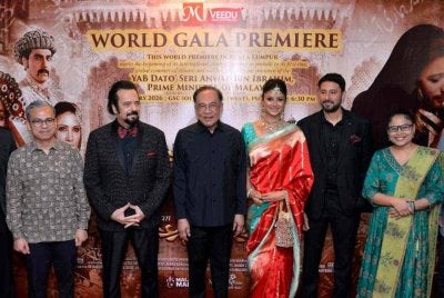  Perdana Menteri Datuk Seri Anwar Ibrahim (tiga, kiri) hadir menyaksikan Tayangan Perdana filem Taj Mahal di IOI City Mall, Putrajaya pada Jumaat. Foto Bernama 