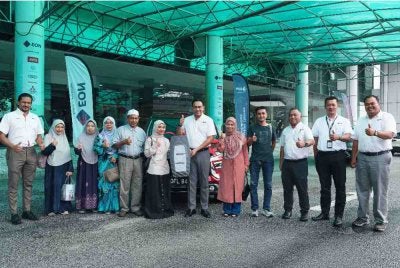 Nuurul Adibah bersama ahli keluarga serta wakil pengurusan EON bergambar kenangan ketika majlis penyerahan kenderaan di EON yang diadakan, baru-baru ini.