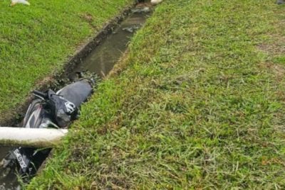 Motosikal yang ditunggang mangsa terbabas di Jalan Limbahau, Papar pada Sabtu.