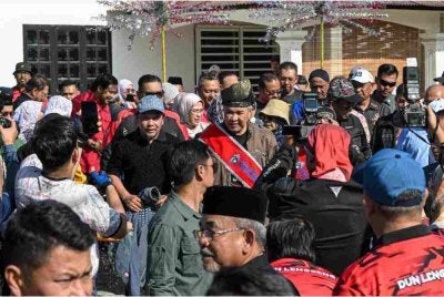  Ahmad Zahid (tengah) pada program Road To Ramadan di Masjid Kariah Pantai pada Sabtu. Foto Bernama