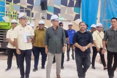 Saifuddin Nasution (dua dari kiri) semasa melawat tapak projek Lembaga Kemajuan Wilayah Kedah di Jalan Langgar, Alor Setar pada Sabtu.