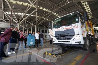 Mahmood (kiri) dan Ramli (kiri) meninjau pemeriksaan yang dilakukan PUSPAKOM pada kenderaan operasi KDEBWM di Shah Alam. Foto Sinar Harian - ROSLI TALIB